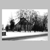 106-1078 Winter 1996-97 - Giebel der alten Schule, links der Weg nach Stobingen.jpg